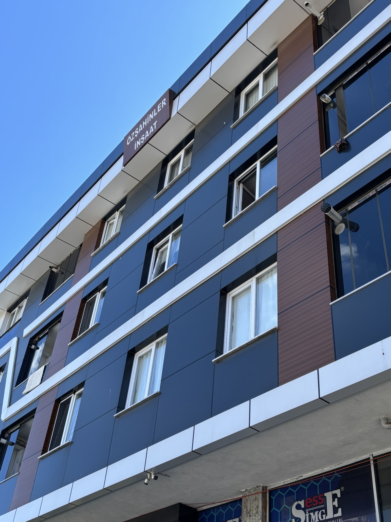 Özşahinler Apartmanı